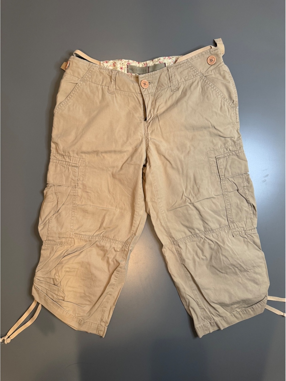 Hollister Beige Cargo Capris, Size 3, Vintage, Surf, Early 2000’s, Y2K, Grunge